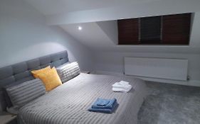 Elegant Spacious 3 Bed- Sleeps 6 -Have A Glamorous Getaway