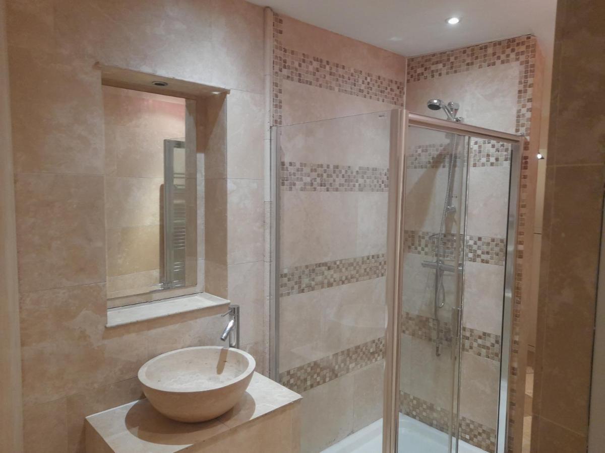 Elegant Spacious 3 Bed- Sleeps 6 -Have A Glamorous Getaway Hale  Exterior photo